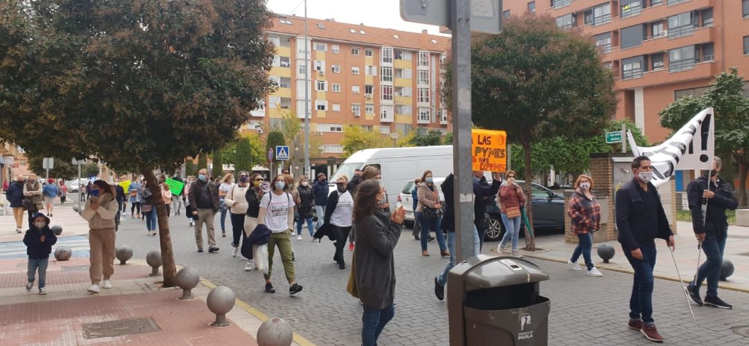 Un grupo de comerciantes se ha manifestado por las calles de Parla Un grupo de comerciantes se ha manifestado por las calles de Parla