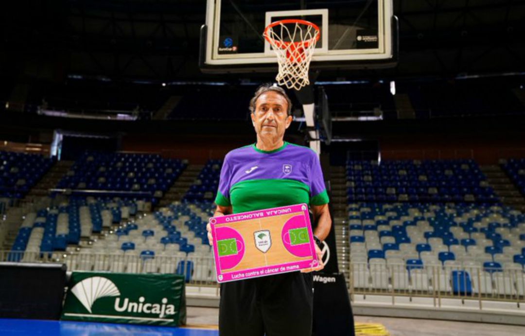 Luis Casimiro posa con una pizarra rosa conmemorativa de la lucha por el cáncer de mama Luis Casimiro posa con una pizarra rosa conmemorativa de la lucha por el cáncer de mama