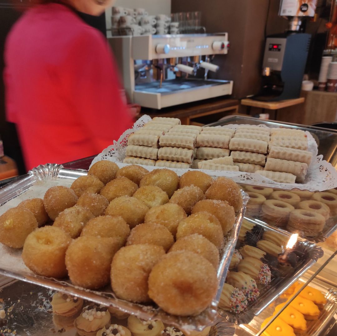Buñuelos y huesos de santo. Buñuelos y huesos de santo.