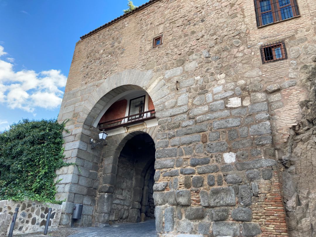 La Puerta de Valmardón está situada al lado del Cristo de la Luz. Lo que se ha puesto en valor es lo situado en el centro de la fotografía, donde se ve la imagen de un Cristo de 1941 La Puerta de Valmardón está situada al lado del Cristo de la Luz. Lo que se ha puesto en valor es lo situado en el centro de la fotografía, donde se ve la imagen de un Cristo de 1941