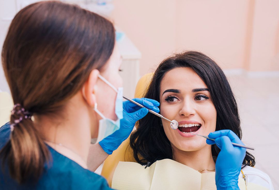 Una higienista dental. Una higienista dental.