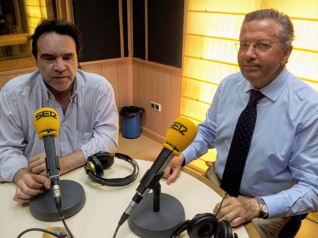 Pepe Reyes junto a Manuel Gutiérrez Luna hablando de las Jornadas Taurinas de 2013 en Algeciras. Pepe Reyes junto a Manuel Gutiérrez Luna hablando de las Jornadas Taurinas de 2013 en Algeciras.