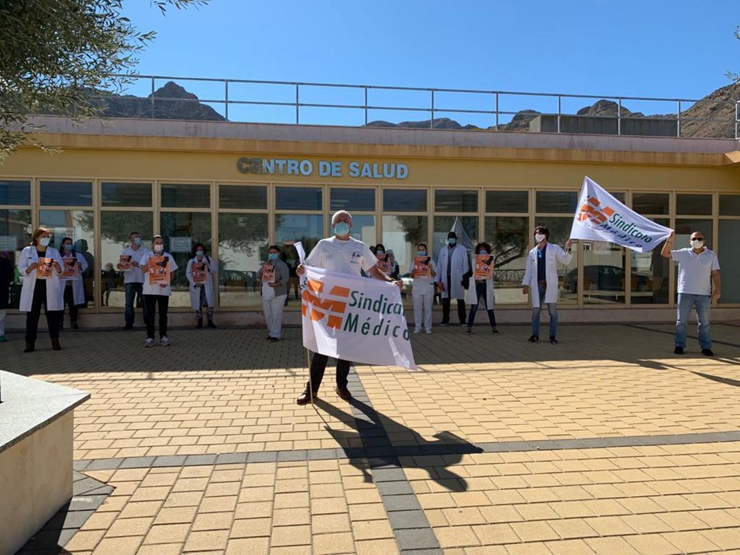 Concentración de médicos ante el centro de salud de Cox, en el departamento de Orihuela. Concentración de médicos ante el centro de salud de Cox, en el departamento de Orihuela.