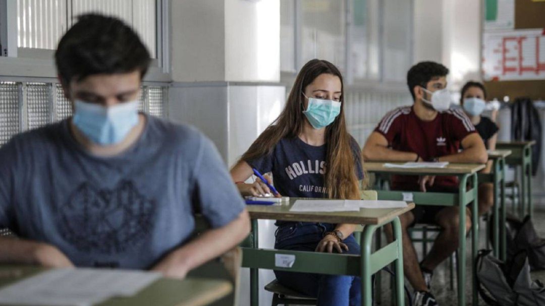 Alumnos en un aula preparándose para su futuro académico. Alumnos en un aula preparándose para su futuro académico.
