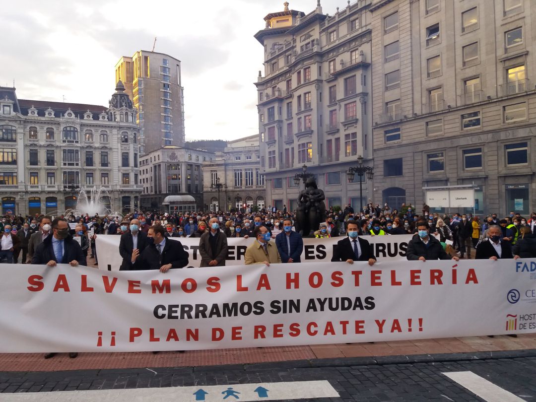 Concentración del sector de la hostelería y el turismo covocada por la patronal asturiana OTEA, en la plaza de la Escandalera de Oviedo Concentración del sector de la hostelería y el turismo covocada por la patronal asturiana OTEA, en la plaza de la Escandalera de Oviedo