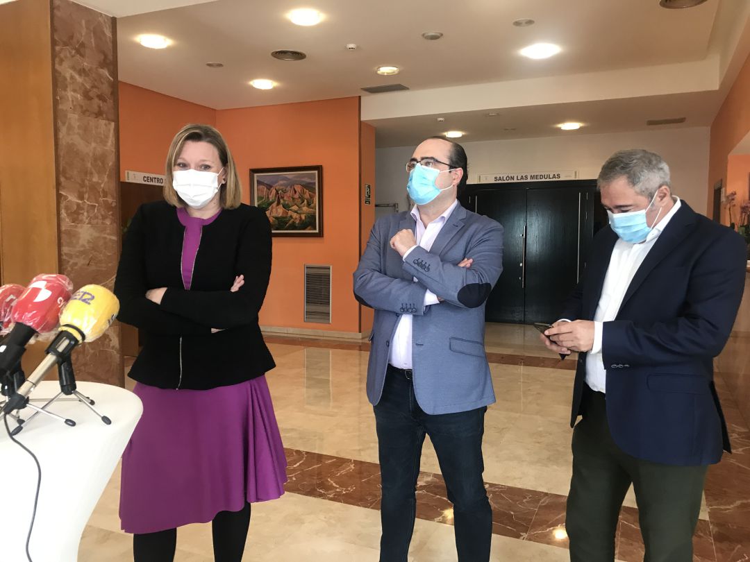 La consejera de Familia, el portavoz del PP en el ayuntamiento de Ponferrada y el director de Diario de León La consejera de Familia, el portavoz del PP en el ayuntamiento de Ponferrada y el director de Diario de León