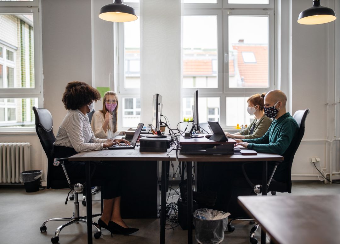 Oficina con operadores informáticos Oficina con operadores informáticos