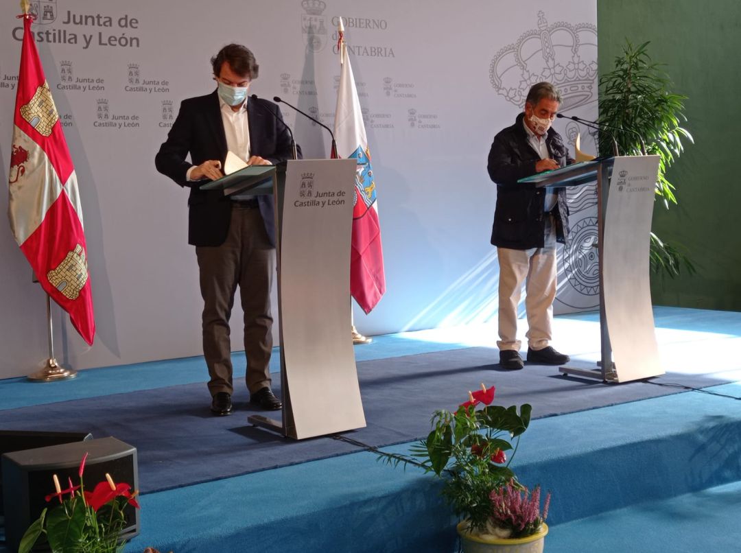 Alfonso Fernández Mañueco y Miguel Ángel Revilla, durante la firma del protocolo de prestación de servicios a los habitantes de las zonas limítrofes de Castilla y León y Cantabria Alfonso Fernández Mañueco y Miguel Ángel Revilla, durante la firma del protocolo de prestación de servicios a los habitantes de las zonas limítrofes de Castilla y León y Cantabria