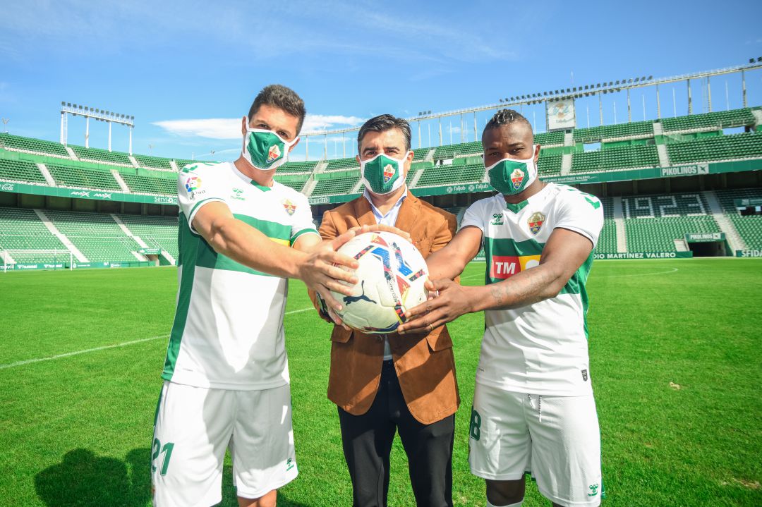 Nico Rodríguez entre Guido Carrillo y Youssuof Koné en el Martínez Valero Nico Rodríguez entre Guido Carrillo y Youssuof Koné en el Martínez Valero