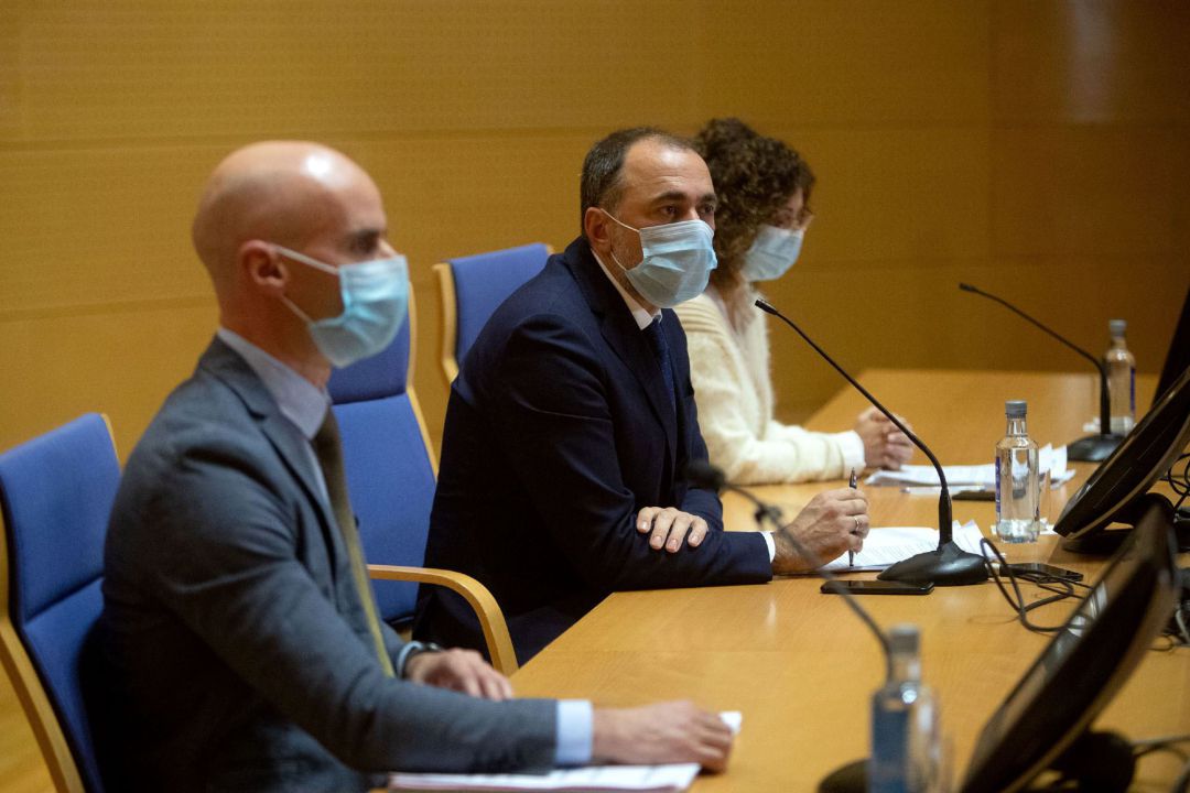 El conselleiro de sanidad, Julio García Comesaña, durante la rueda de prensa tras la reunión del comité clínico. El conselleiro de sanidad, Julio García Comesaña, durante la rueda de prensa tras la reunión del comité clínico.