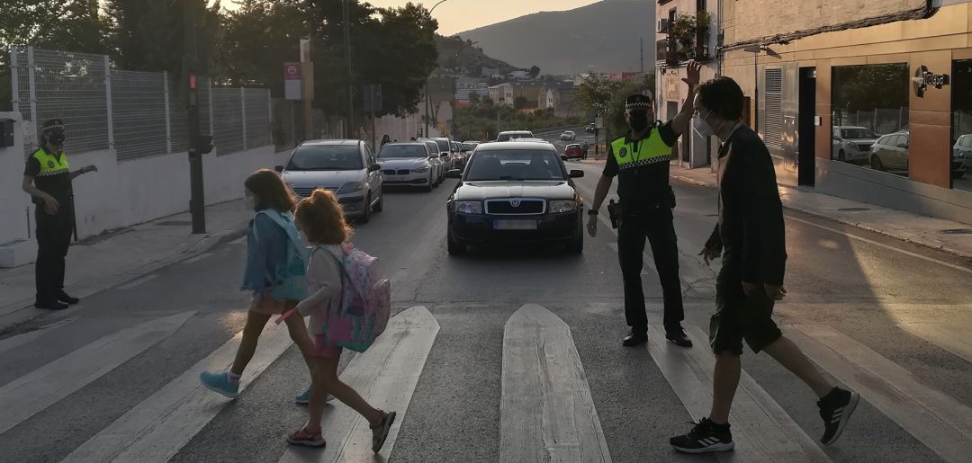 Menores se dirigen a la entrada de un colegio de la capital. Menores se dirigen a la entrada de un colegio de la capital.