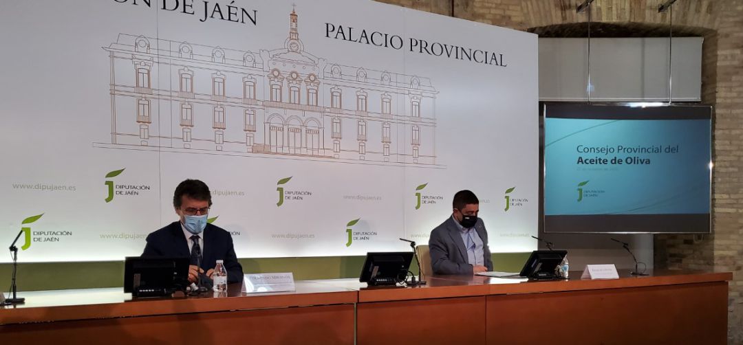 El secretario general de Agricultura y Alimentación, Fernando Miranda y el presidente de la Diputación, Francisco Reyes, en el Palacio Provincial. El secretario general de Agricultura y Alimentación, Fernando Miranda y el presidente de la Diputación, Francisco Reyes, en el Palacio Provincial.