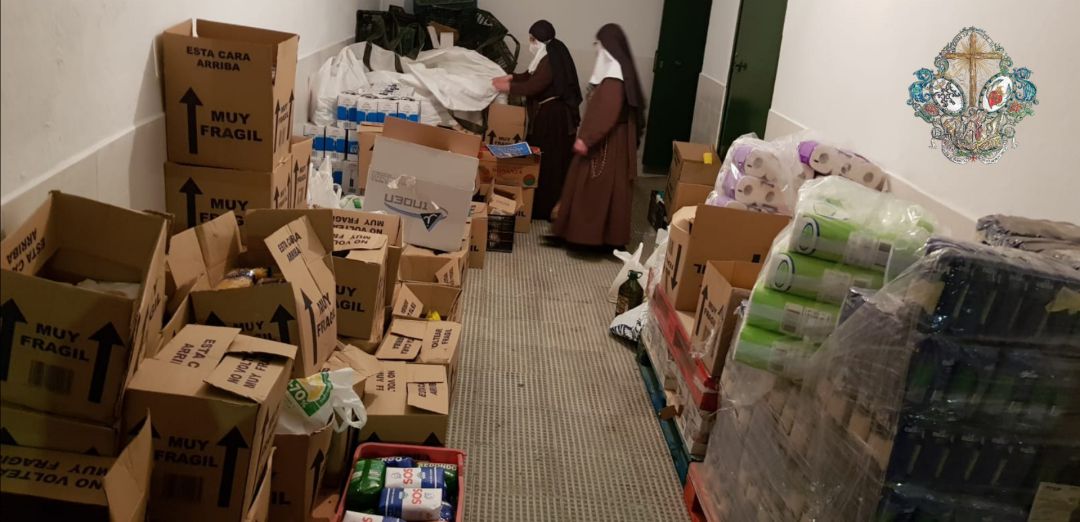 Hermanas de la Cruz ordenando las más de dos toneladas y media de alimentos Hermanas de la Cruz ordenando las más de dos toneladas y media de alimentos