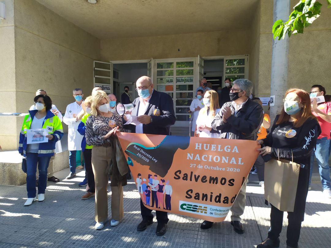 Ángel victoria López, pte de CESM Región de Murcia lee el manifiesto de la huelga en la concentración realizada en el centro de Salud de San Andrés (Murcia) Ángel victoria López, pte de CESM Región de Murcia lee el manifiesto de la huelga en la concentración realizada en el centro de Salud de San Andrés (Murcia)