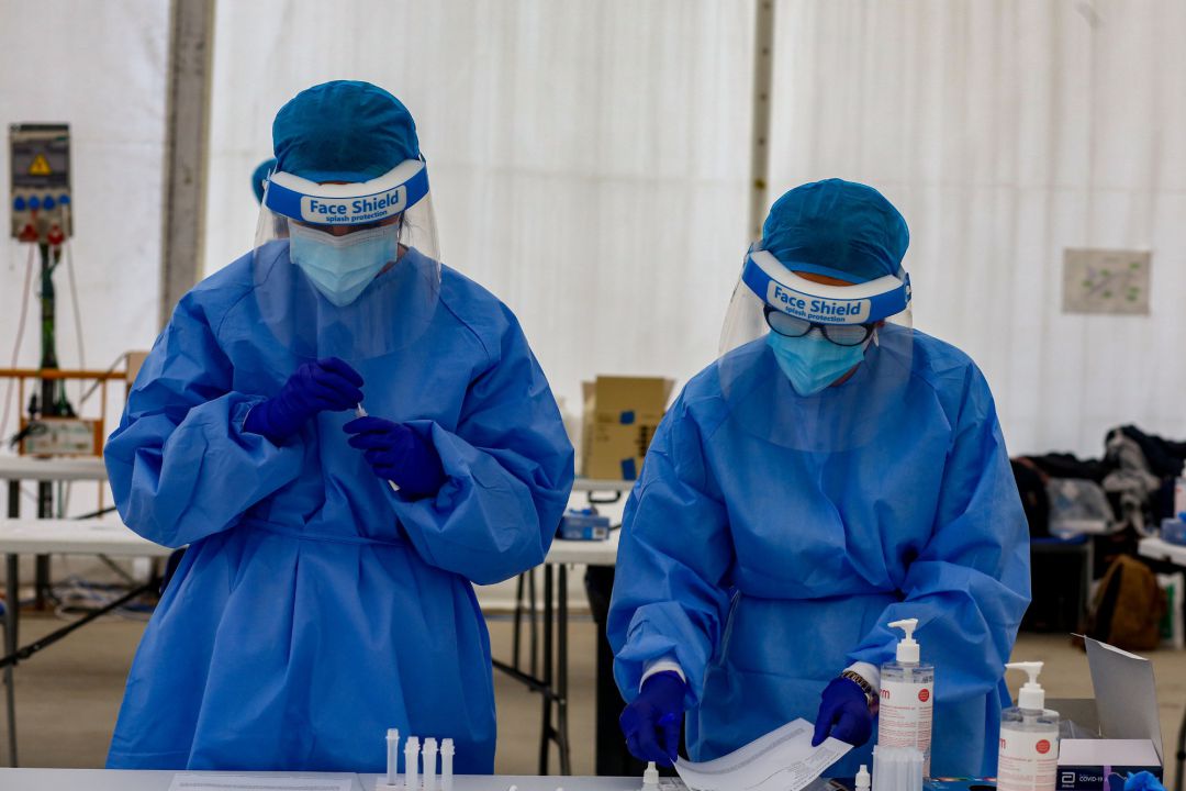 Dos sanitarias trabajan en un dispositivo de test de antígenos Dos sanitarias trabajan en un dispositivo de test de antígenos