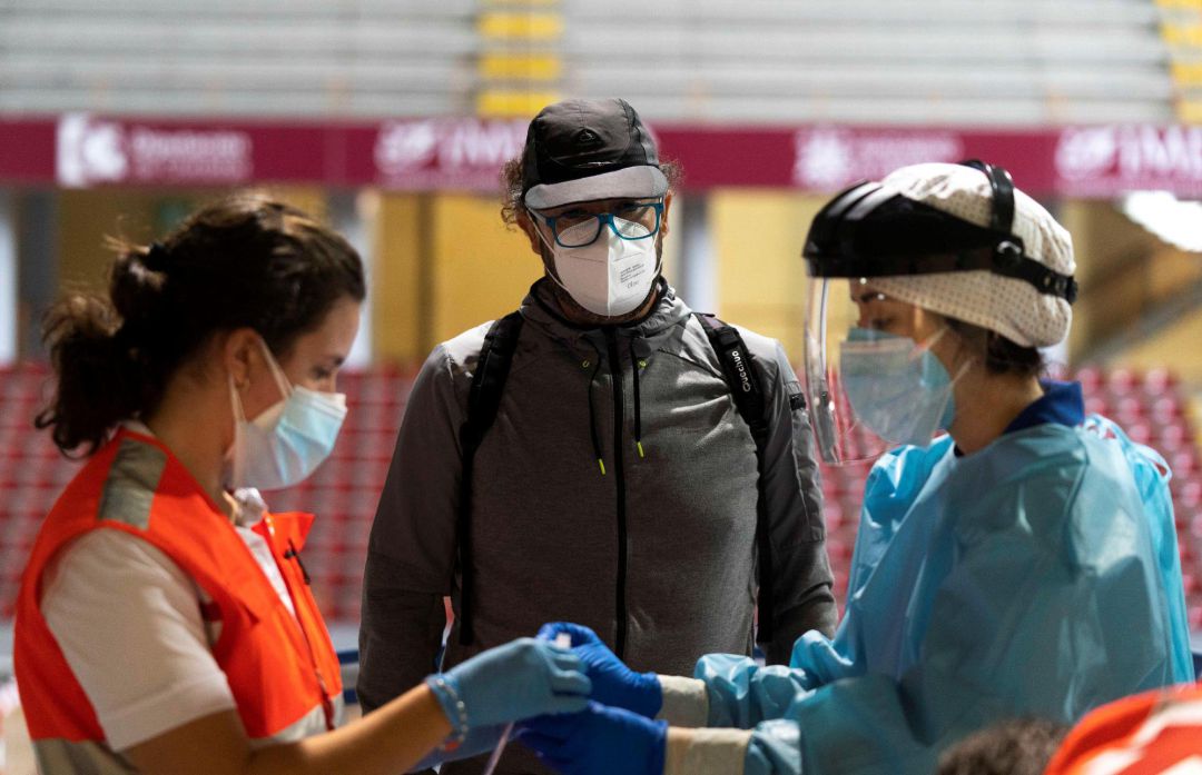 Sanitarios realizan pruebas sobre una convocatoria vía mensaje de texto telefónico (SMS) a 1.100 personas hoy en el Palacio Vista Alegre Sanitarios realizan pruebas sobre una convocatoria vía mensaje de texto telefónico (SMS) a 1.100 personas hoy en el Palacio Vista Alegre
