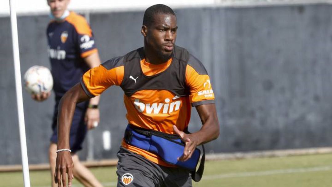 Geoffrey Kondogbia, durante un entrenamiento en la Ciudad Deportiva de Paterna. Geoffrey Kondogbia, durante un entrenamiento en la Ciudad Deportiva de Paterna.