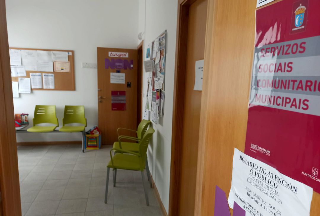 Entrada al departamento de Servicios Sociales de Tui. Entrada al departamento de Servicios Sociales de Tui.