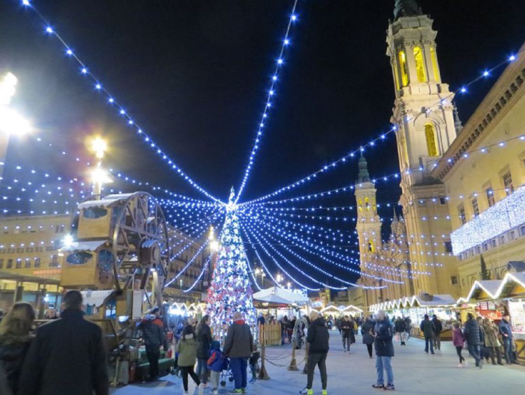 Imagen de archivo del mercadillo navideño en la Plaza del Pilar en el año 2017 Imagen de archivo del mercadillo navideño en la Plaza del Pilar en el año 2017