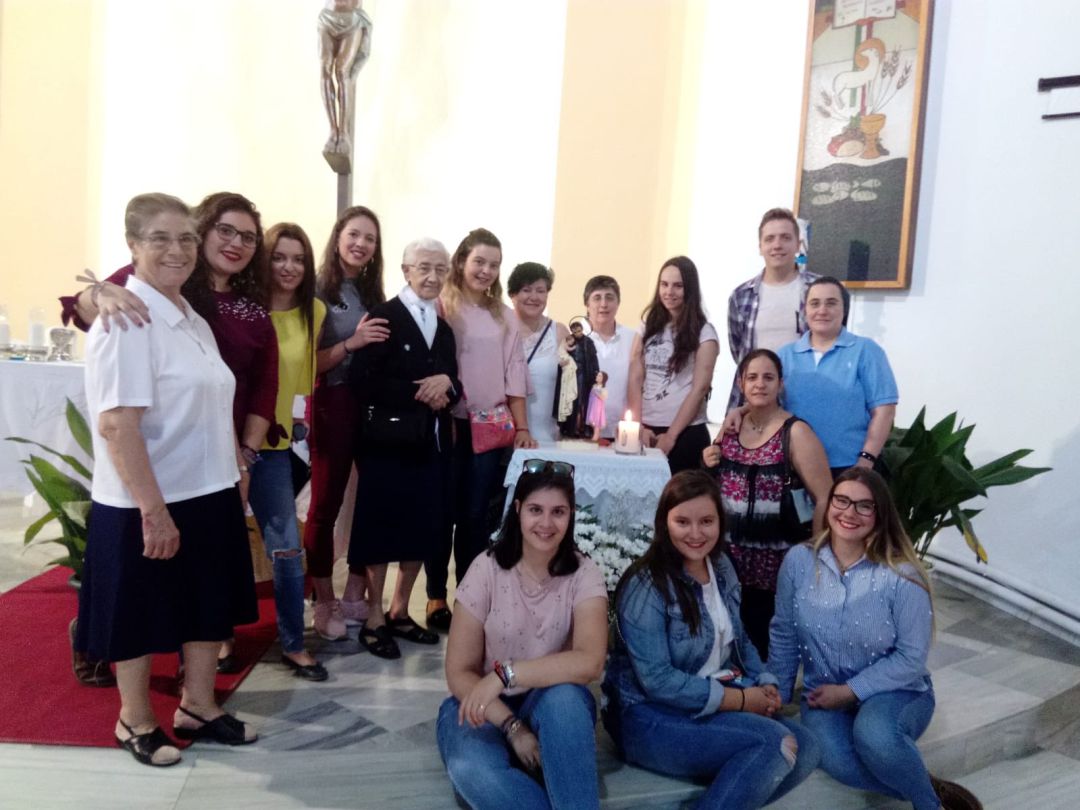 Sor Petra (izquierda) junto a miembros de las Juventudes Marianas Vicencianas de Puertollano, acompañando a otra hermana en 2018 Sor Petra (izquierda) junto a miembros de las Juventudes Marianas Vicencianas de Puertollano, acompañando a otra hermana en 2018