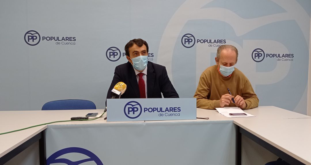 Gómez (i) junto al también concejal José Manuel Cañizares, en rueda de prensa Gómez (i) junto al también concejal José Manuel Cañizares, en rueda de prensa