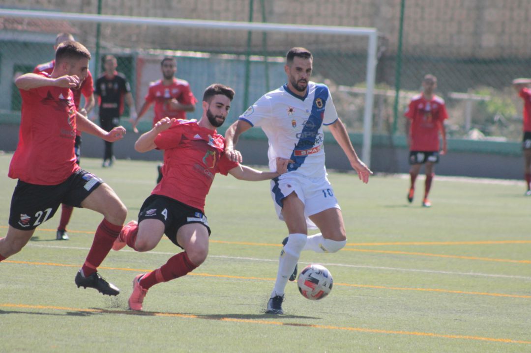 Víctor Rodríguez en uno de los partidos de la UD Lanzarote. Víctor Rodríguez en uno de los partidos de la UD Lanzarote.