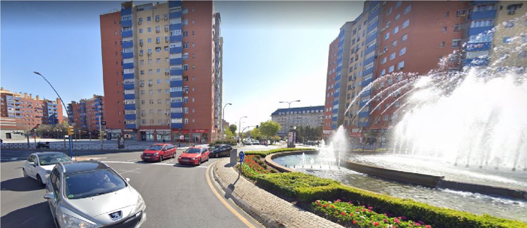 Imagen de varios vehículos en la rotonda de la calle Leganés y avenida de la Hispanidad, junto al CEART. Imagen de varios vehículos en la rotonda de la calle Leganés y avenida de la Hispanidad, junto al CEART.