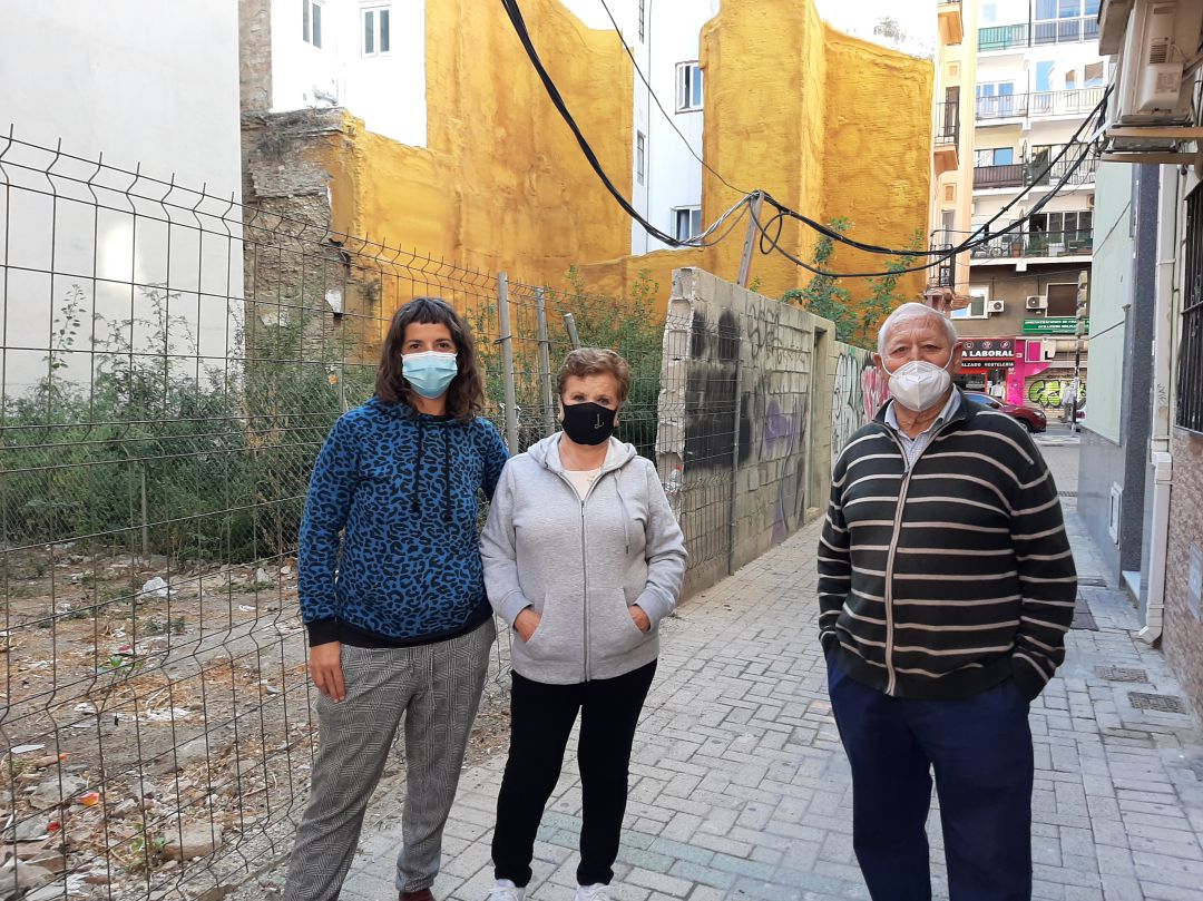Vecinos de la calle Jorge Juan ante los solares que les están dando problemas Vecinos de la calle Jorge Juan ante los solares que les están dando problemas