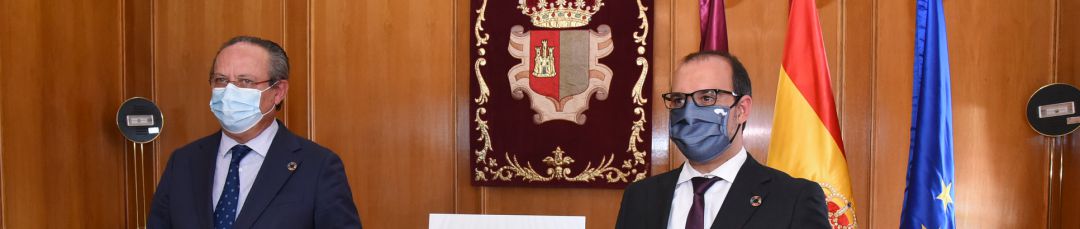 El consejero de Hacienda entrega el presupuesto 2021 al presidente de las Cortes regionales El consejero de Hacienda entrega el presupuesto 2021 al presidente de las Cortes regionales