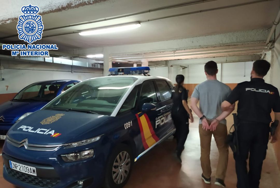 Uns agents de la Policia Nacional custodien a l'empresari de Terrassa Uns agents de la Policia Nacional custodien a l'empresari de Terrassa