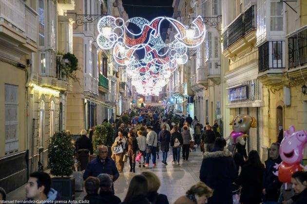 Las calles de España empiezan a colocar las típicas luces de Navidad. En la imagen, el centro de Cádiz Las calles de España empiezan a colocar las típicas luces de Navidad. En la imagen, el centro de Cádiz