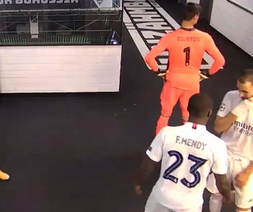 Benzema y Mendy conversan en el túnel de vestuarios en el descanso del Borussia Monchengladbach - Real Madrid Benzema y Mendy conversan en el túnel de vestuarios en el descanso del Borussia Monchengladbach - Real Madrid