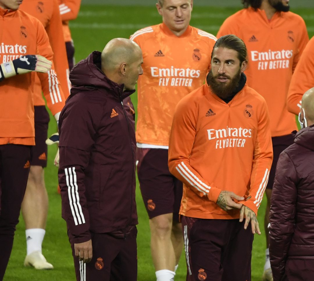 Zidane y Ramos comparten impresiones en el entrenamiento previo al Borussia Monchengladbach - Real Madrid Zidane y Ramos comparten impresiones en el entrenamiento previo al Borussia Monchengladbach - Real Madrid