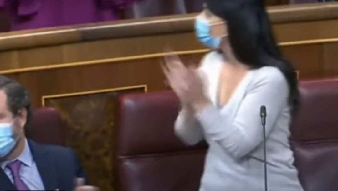 Macarena Olona (Vox) se aplaude a sí misma tras finalizar su discurso en el Congreso de los Diputados Macarena Olona (Vox) se aplaude a sí misma tras finalizar su discurso en el Congreso de los Diputados