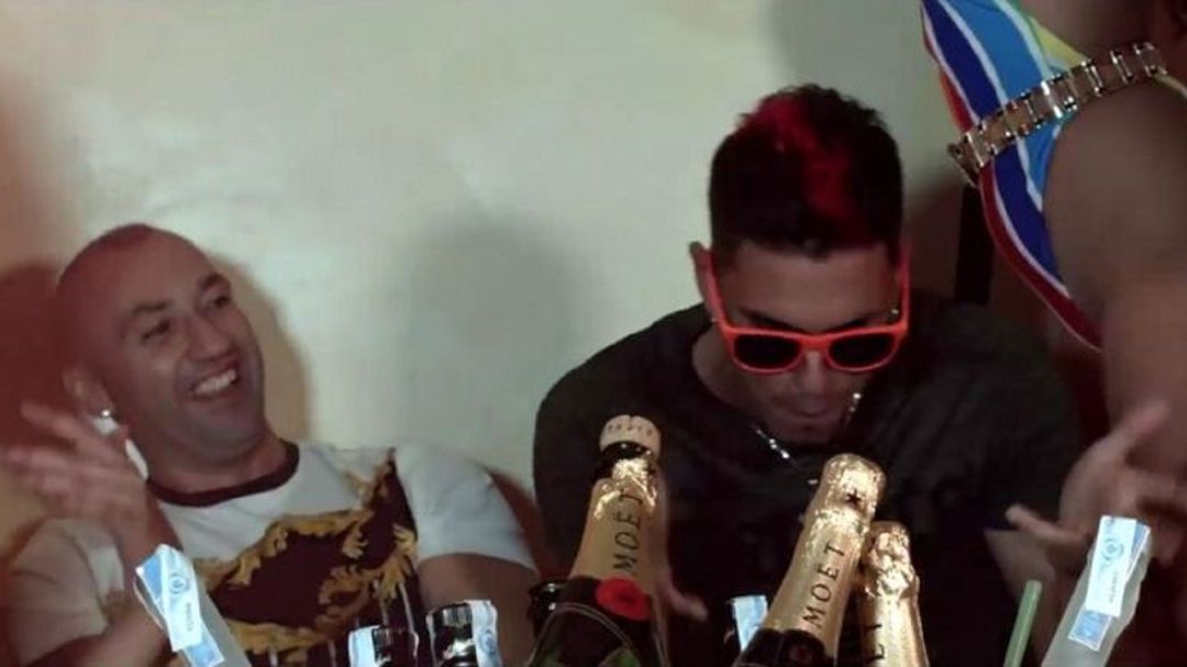 Isco Tejón en un videoclip. Isco Tejón en un videoclip.