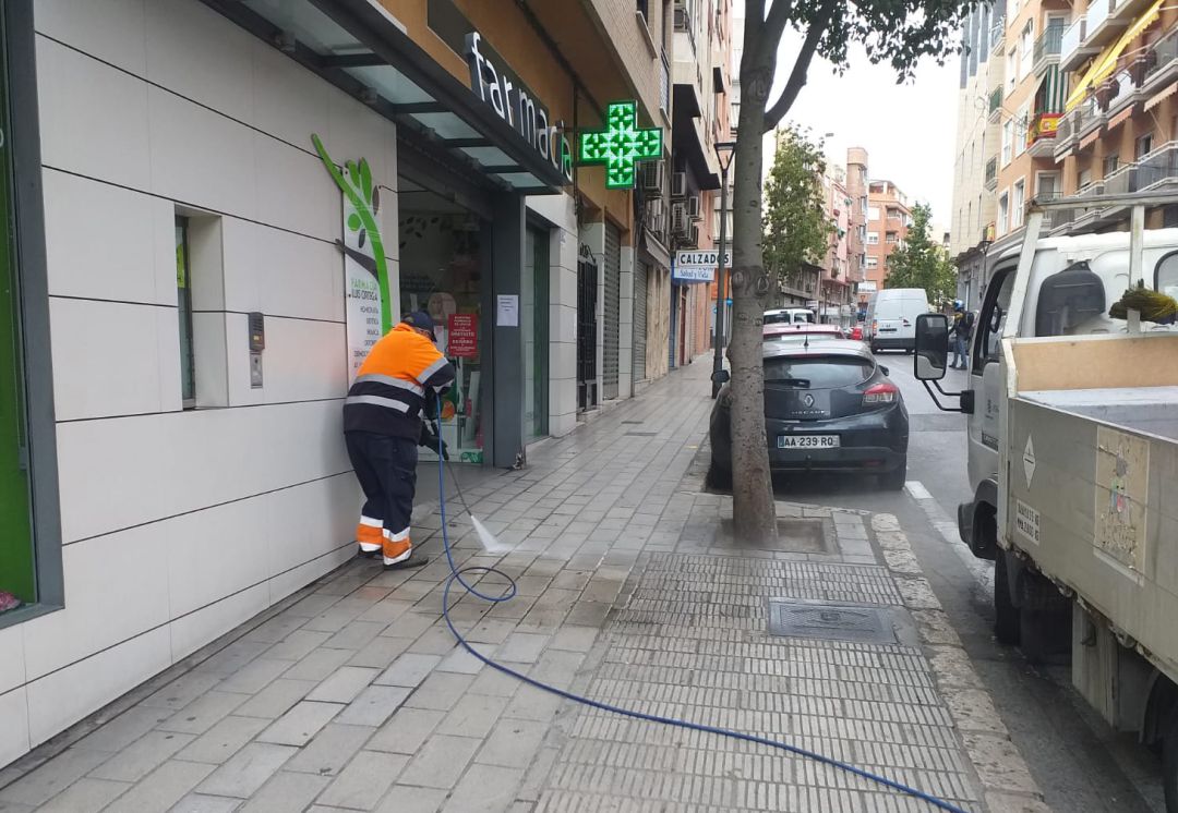 Un operario del servicio de limpieza viaria trabajando en una calle de Alicante Un operario del servicio de limpieza viaria trabajando en una calle de Alicante