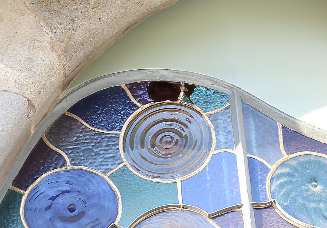 Imatges difoses per Casa Batlló on es veu un vitrall de la façana trencat Imatges difoses per Casa Batlló on es veu un vitrall de la façana trencat