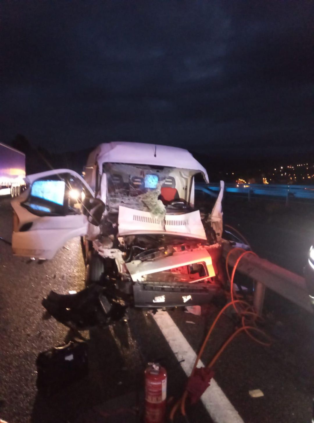 La furgoneta se empotró primero contra un camión y después salió despedida hacia el quitamiedos. El suceso se produjo en la A-6, a la altura de Congosto La furgoneta se empotró primero contra un camión y después salió despedida hacia el quitamiedos. El suceso se produjo en la A-6, a la altura de Congosto
