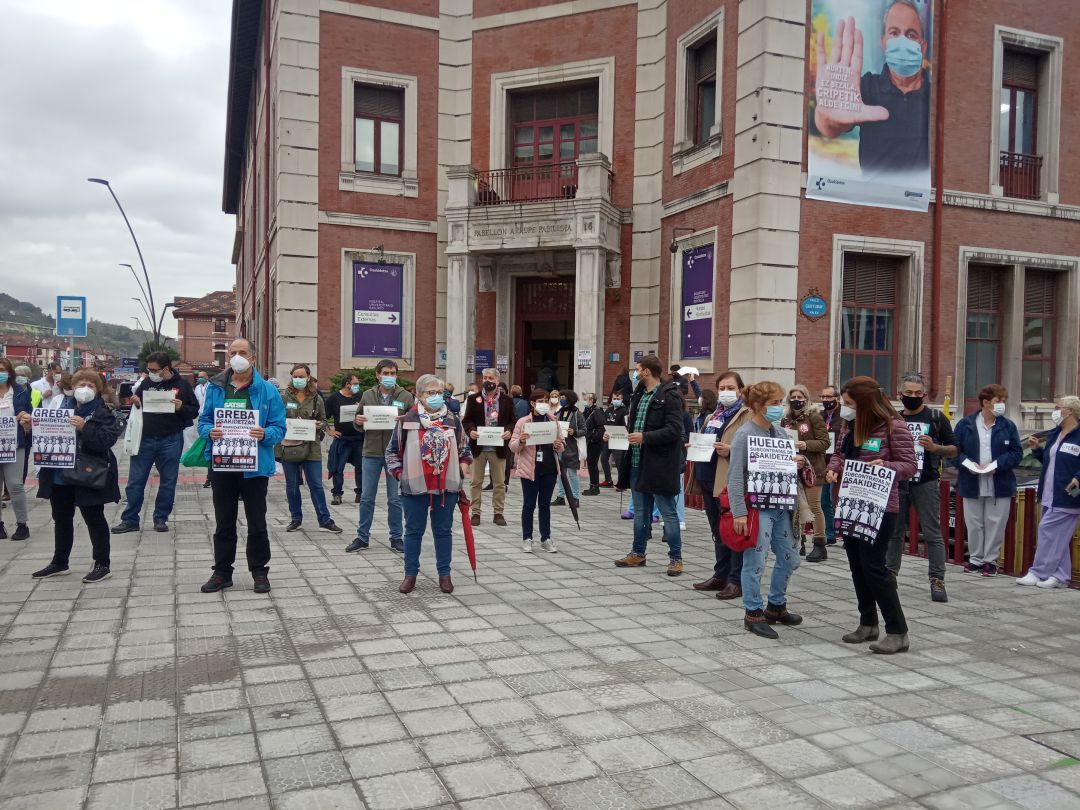 Sindicatos se concentran frente al Hospital de Basurto, para denunciar la grave situación de la sanidad pública vasca Sindicatos se concentran frente al Hospital de Basurto, para denunciar la grave situación de la sanidad pública vasca