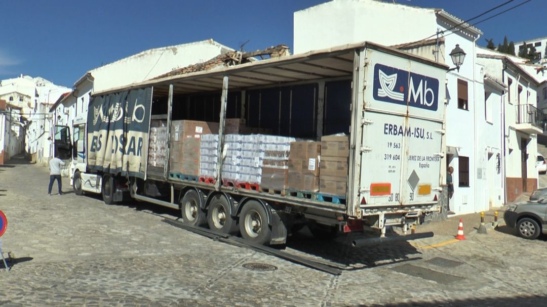 Los alimentos se han trasladado al almacén de Cruz Roja, en el barrio de Padre Jesús. Los alimentos se han trasladado al almacén de Cruz Roja, en el barrio de Padre Jesús.