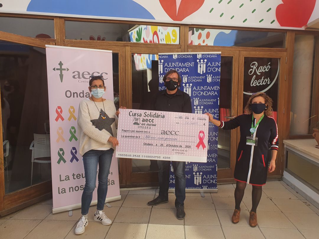 Momento de entrega del cheque. Momento de entrega del cheque.