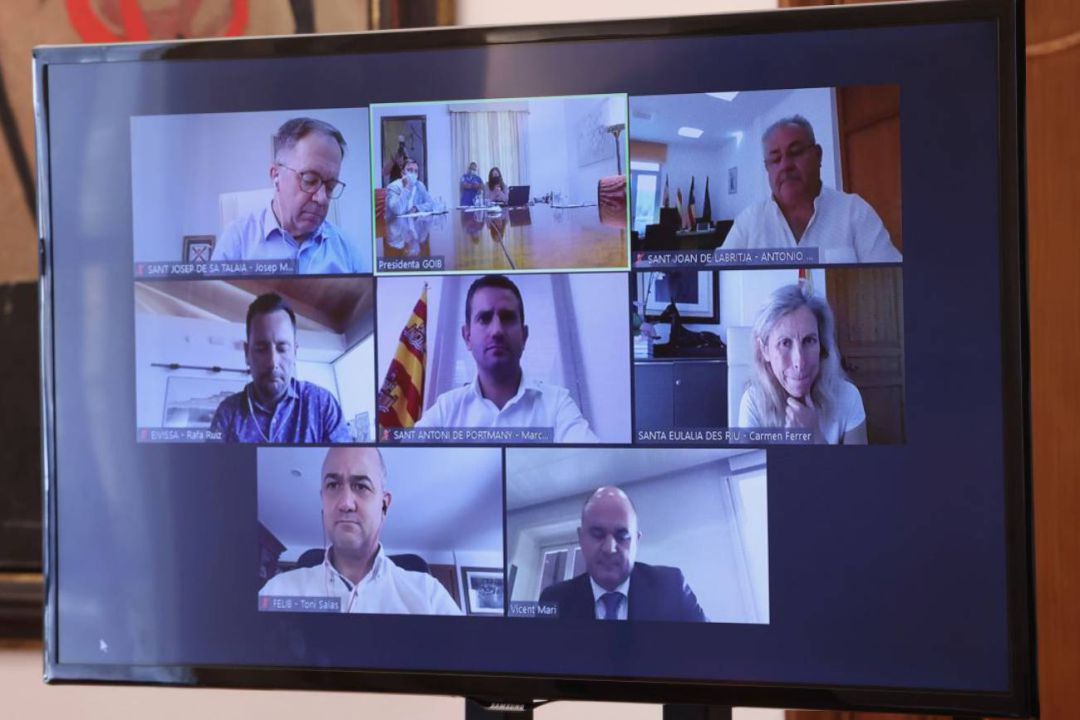 Imagen de archivo de una reunión entre Consell y ayuntamientos Imagen de archivo de una reunión entre Consell y ayuntamientos