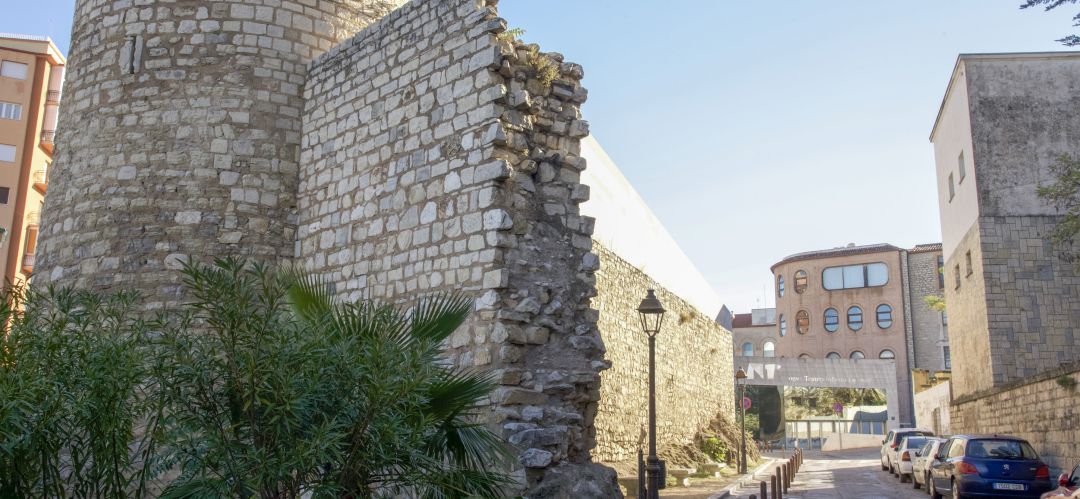 Acceso por la parte trasera al teatro Infanta Leonor, donde está previsto que se represente la obra de Santi Rodríguez. Acceso por la parte trasera al teatro Infanta Leonor, donde está previsto que se represente la obra de Santi Rodríguez.