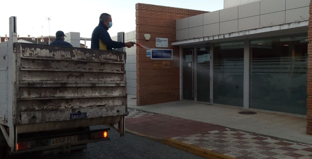 Operarios del Ayuntamiento de La Carolina desinfectan la localidad. Operarios del Ayuntamiento de La Carolina desinfectan la localidad.