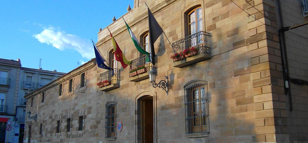 Fachada principal del Ayuntamiento de La Carolina. Fachada principal del Ayuntamiento de La Carolina.