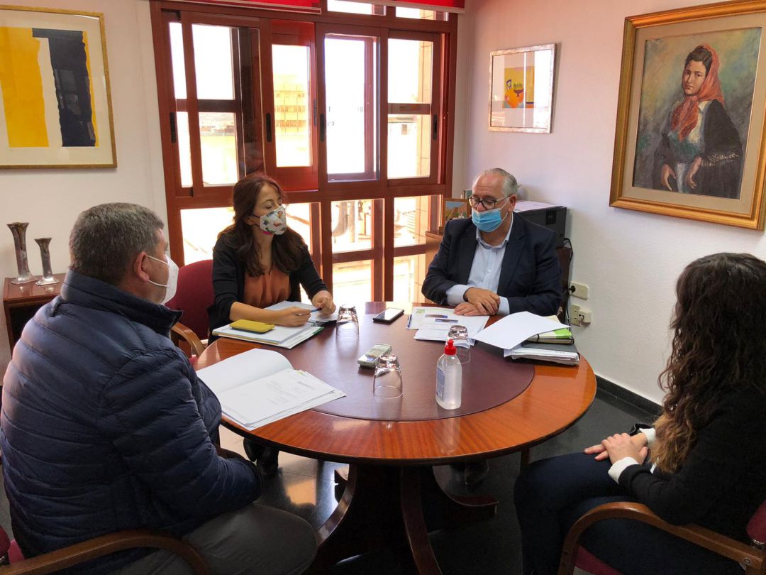 Momento del encuentro del Delegado de Cultura, Jesús Estrella, segundo por la derecha de frente, alcalde de Bélmez, Pedro Justicia, a la izquierda de espaldas, y las técnicas tanto de la Junta como del Ayuntamiento Momento del encuentro del Delegado de Cultura, Jesús Estrella, segundo por la derecha de frente, alcalde de Bélmez, Pedro Justicia, a la izquierda de espaldas, y las técnicas tanto de la Junta como del Ayuntamiento