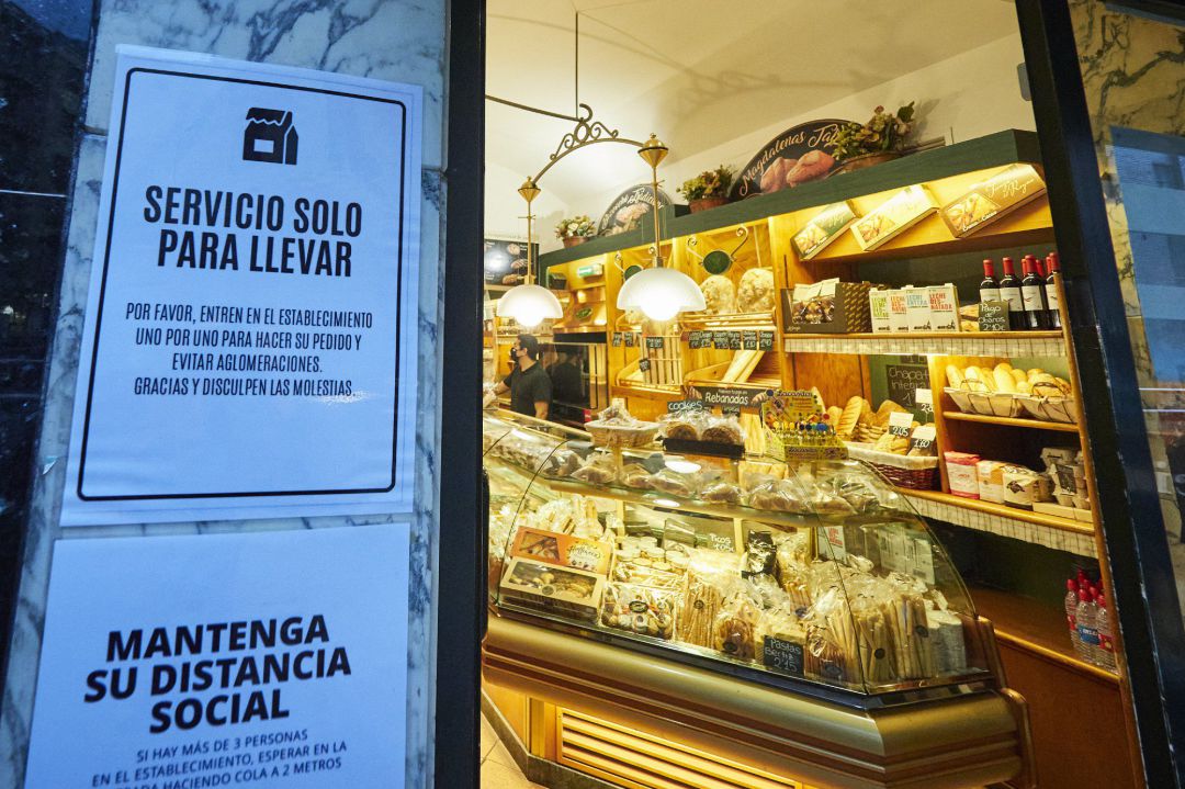 Cartel en la entrada a la Cafetería Taberna de Pamplona. Cartel en la entrada a la Cafetería Taberna de Pamplona.