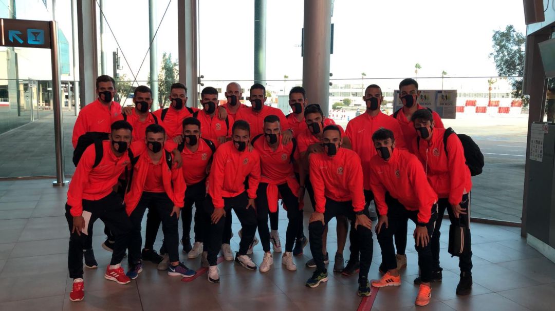 Plantilla del equipo balear en el aeropuerto. Plantilla del equipo balear en el aeropuerto.