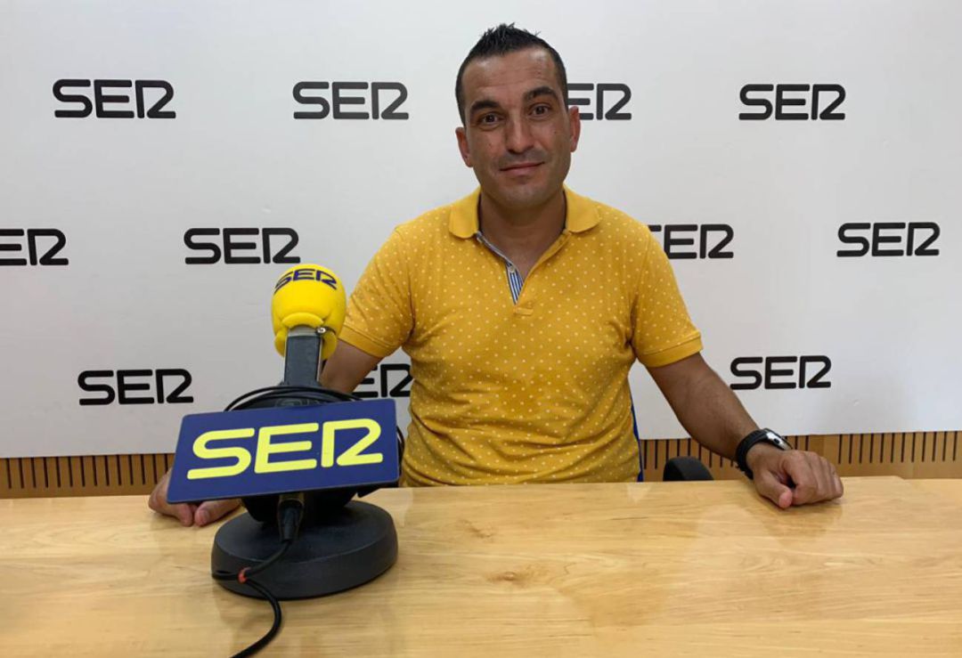 Adrián Hernández, entrenador del Real Murcia, en los estudios de la Cadena SER en la Región de Murcia Adrián Hernández, entrenador del Real Murcia, en los estudios de la Cadena SER en la Región de Murcia