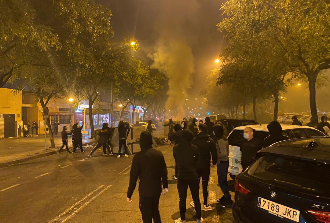 Imagen de los altercados ocurridos este martes por la noche en la calle Cortijo de las Casillas de Pino Montano Imagen de los altercados ocurridos este martes por la noche en la calle Cortijo de las Casillas de Pino Montano